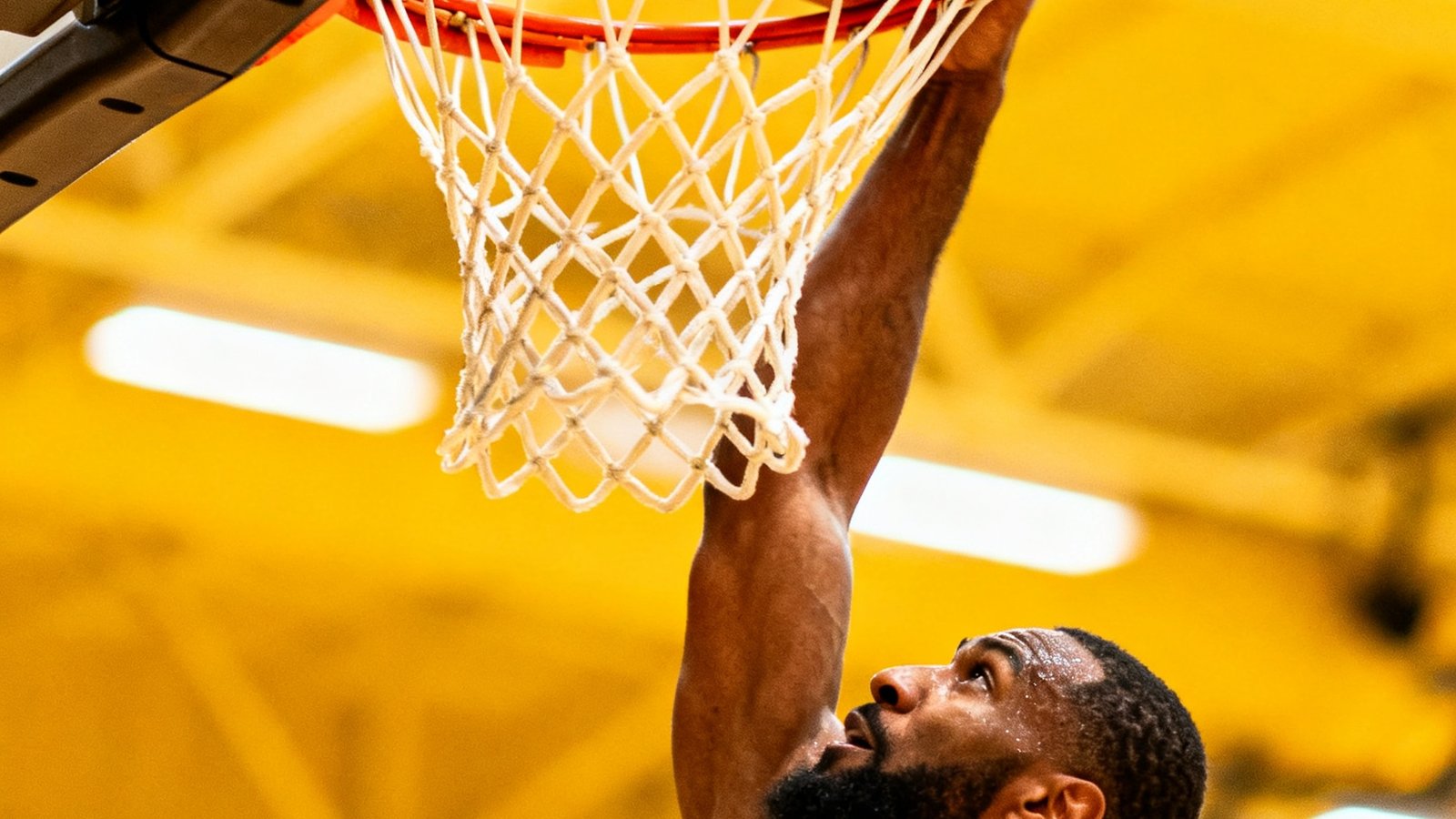 NBA比赛精彩扣篮回放封面，球员在篮筐上方完成单手暴扣的震撼特写画面